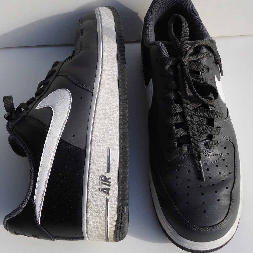 SIZE 9. Nike Air Force 1 leather athletic/ basketball sneakers shoes.